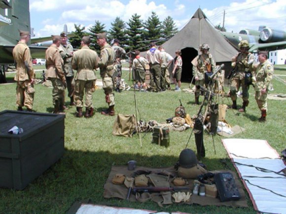 101st-airborne-division-soldiers-living-history.jpg